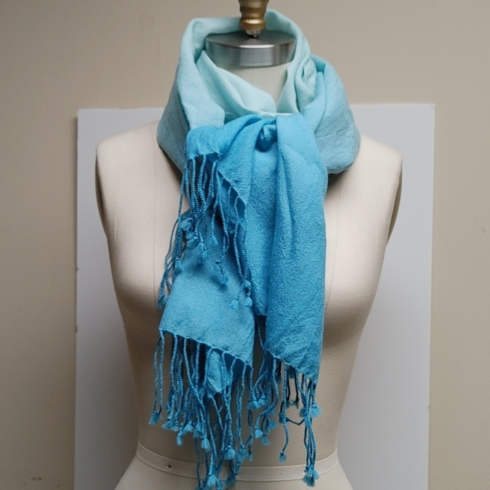 Vintage Banana Republic Fine Wool Ombre Wrap in Turquoise